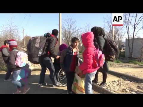 Macedonia police step up migrant passport checks