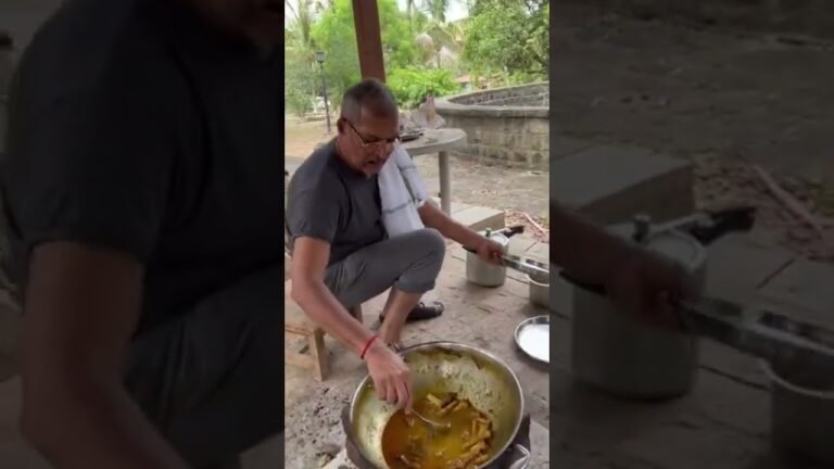 Nana Patekar COOKS Chicken Curry & serves to his friends 😍❤️